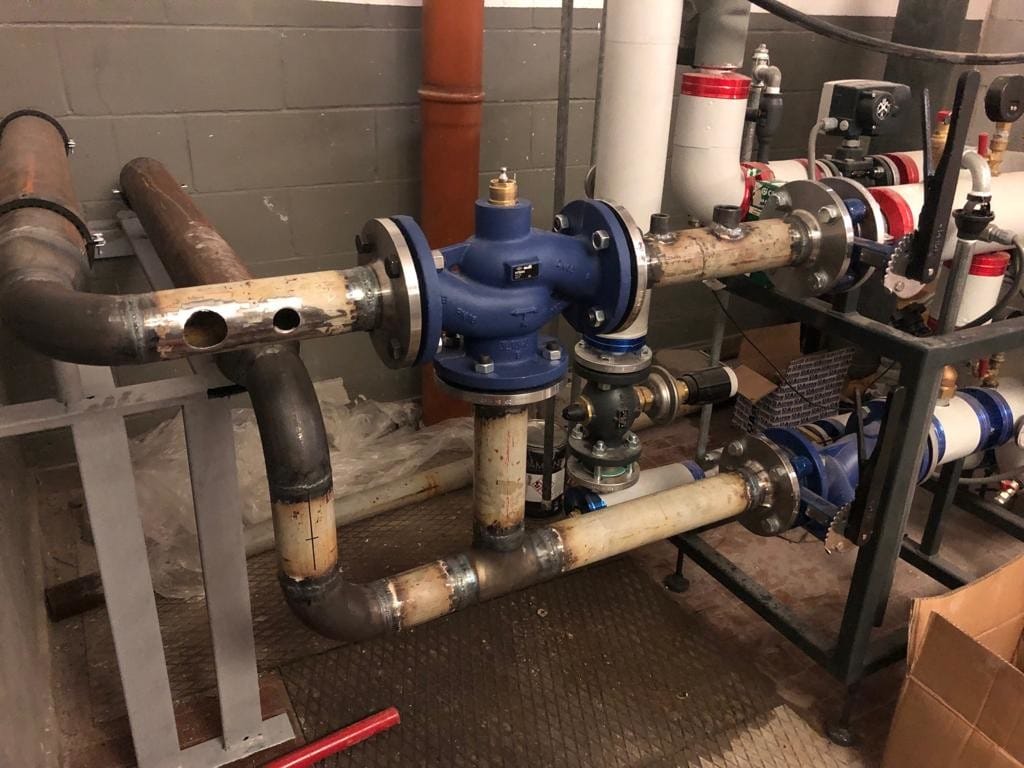 Nod hidraulic cu vane și conducte industriale