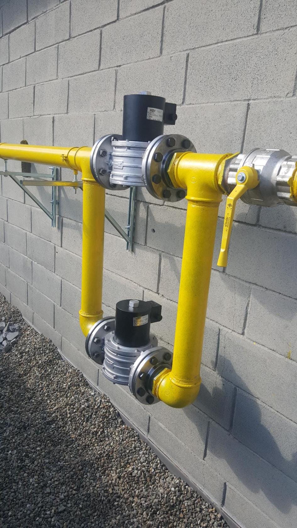 Armături și vane pe conductă galbenă industrială