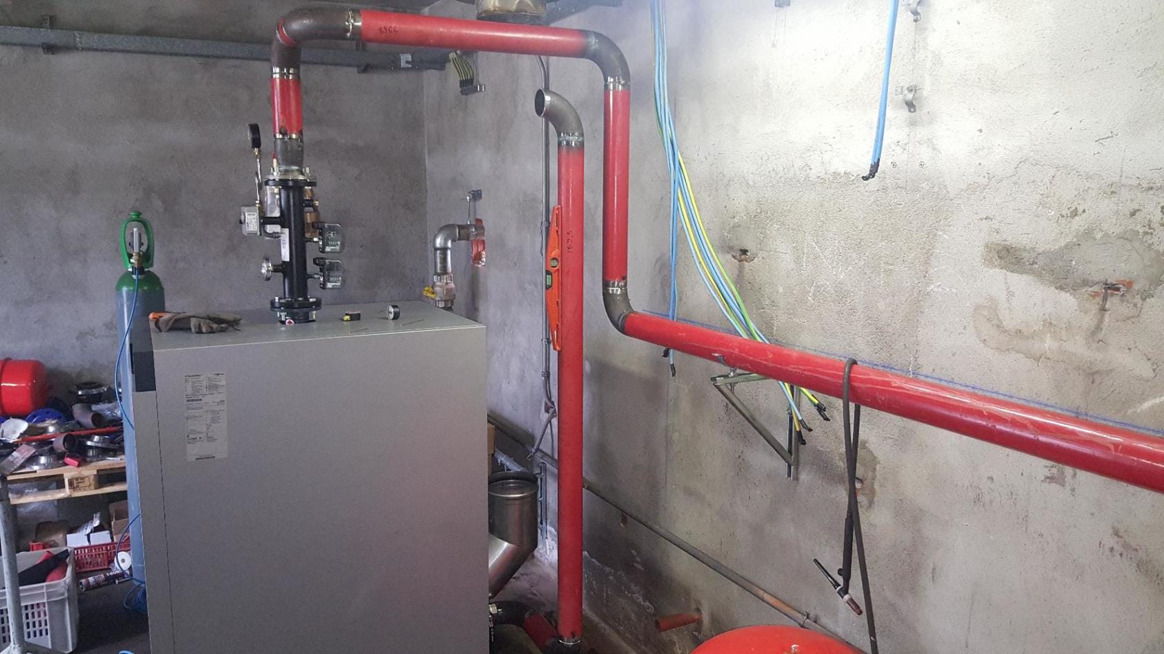 Conducte roșii într-o cameră tehnică industrială