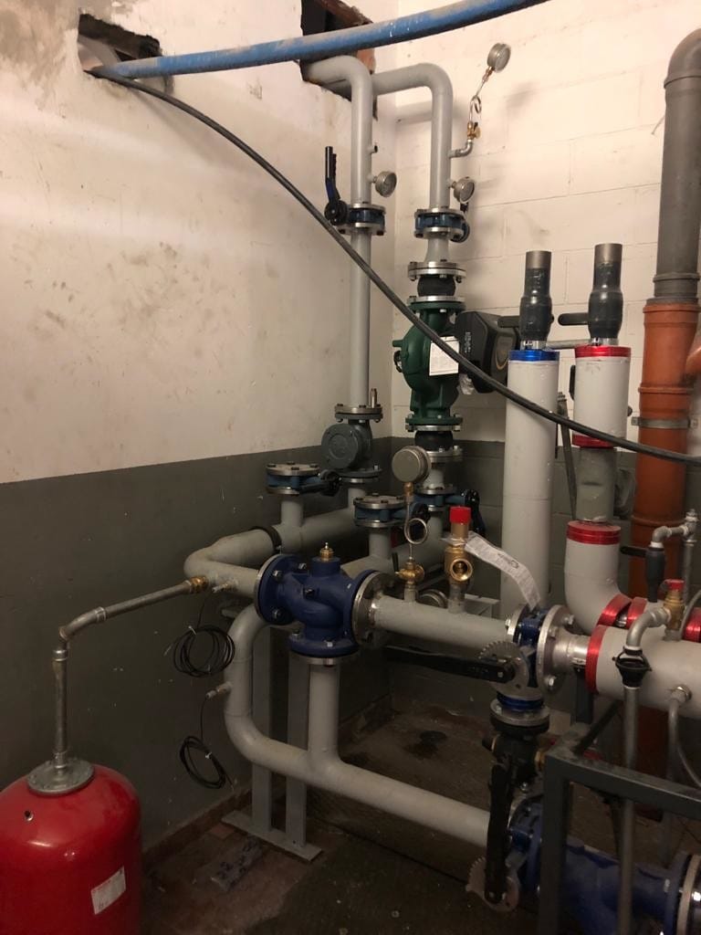 Cameră tehnică industrială cu pompe și conducte