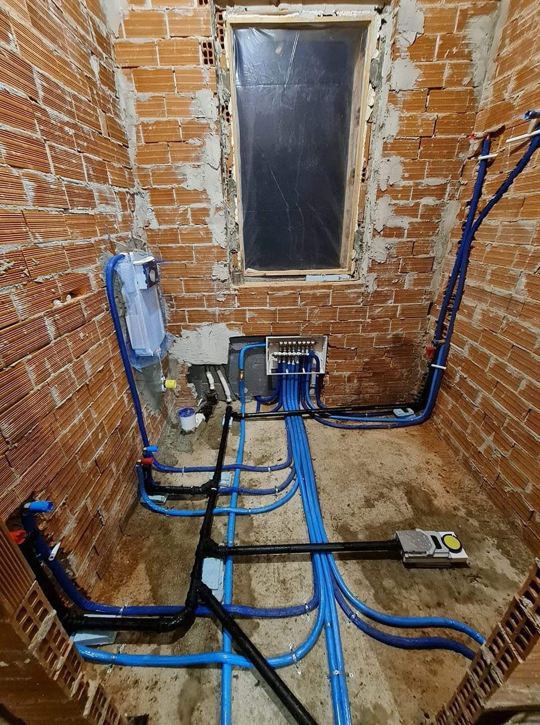 Trasee sanitare și distribuitor în baie