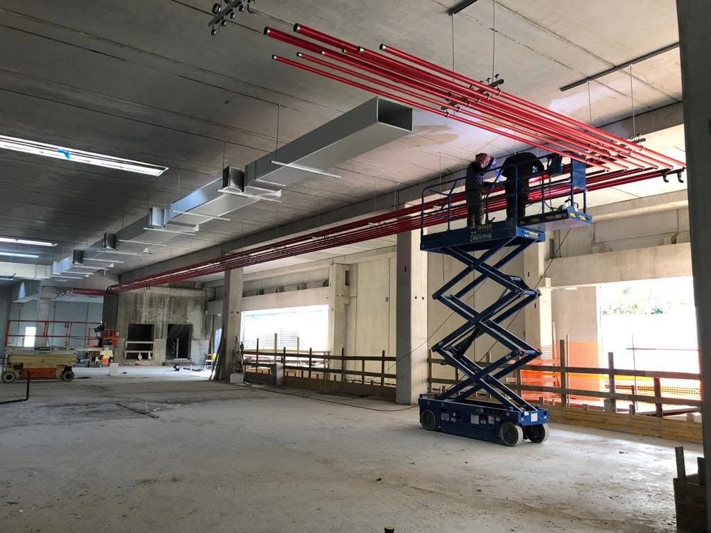 Trasee suspendate pe șantier industrial