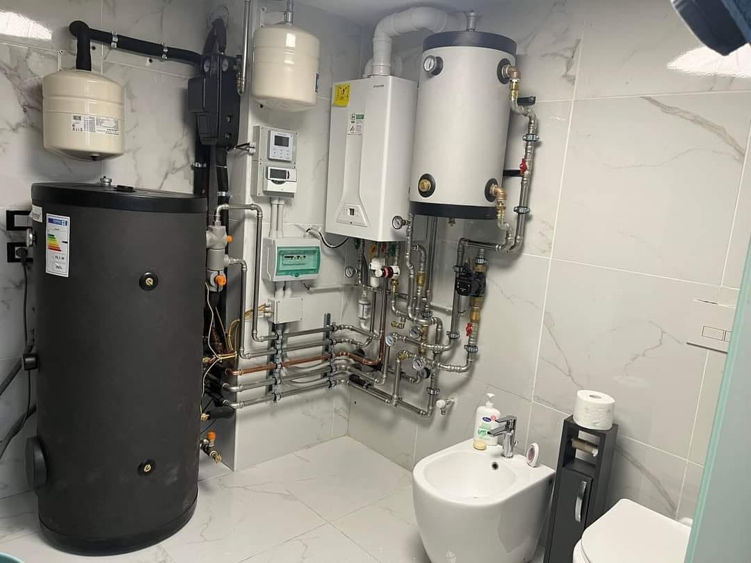 Centrală, boiler și vas tampon într-o baie tehnică