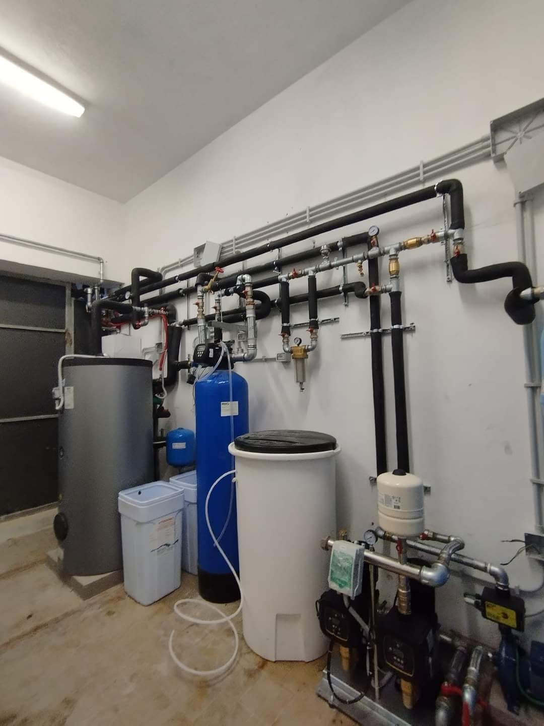 Sistem tehnic cu boiler și pompe