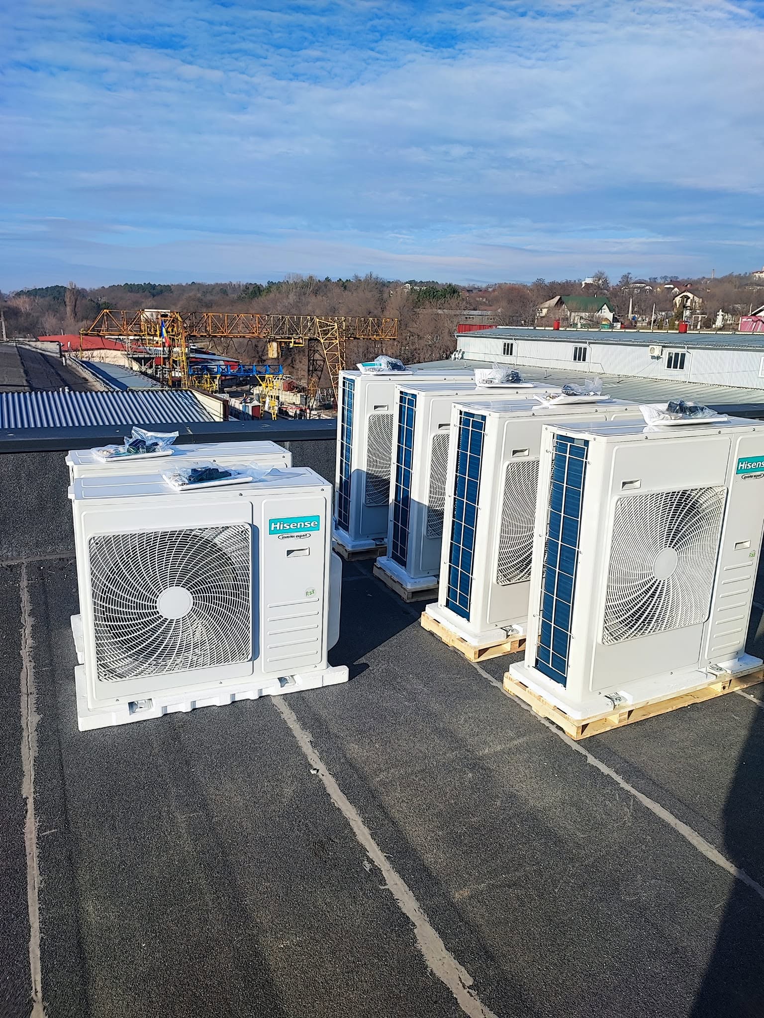 Unități externe HVAC pe acoperiș